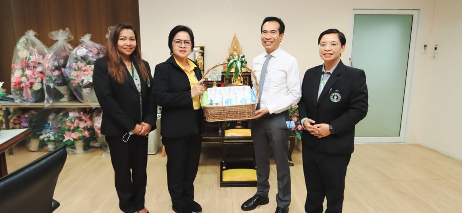Navamindradhiraj University Presents Medical Face Mask Basket to Congratulate New Director of Dusit District Office 🥳